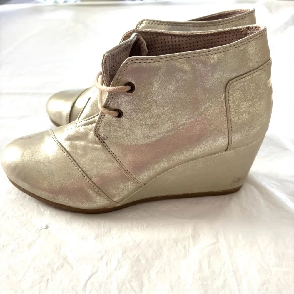 NWOT TOMS Taupe Metallic Kala Leather Ankle Boots Wedge Heel SZ 9